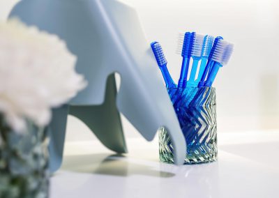 Prophylaxe und Mundhygiene mit Zahnbürsten Kieferorthopädie Köln
