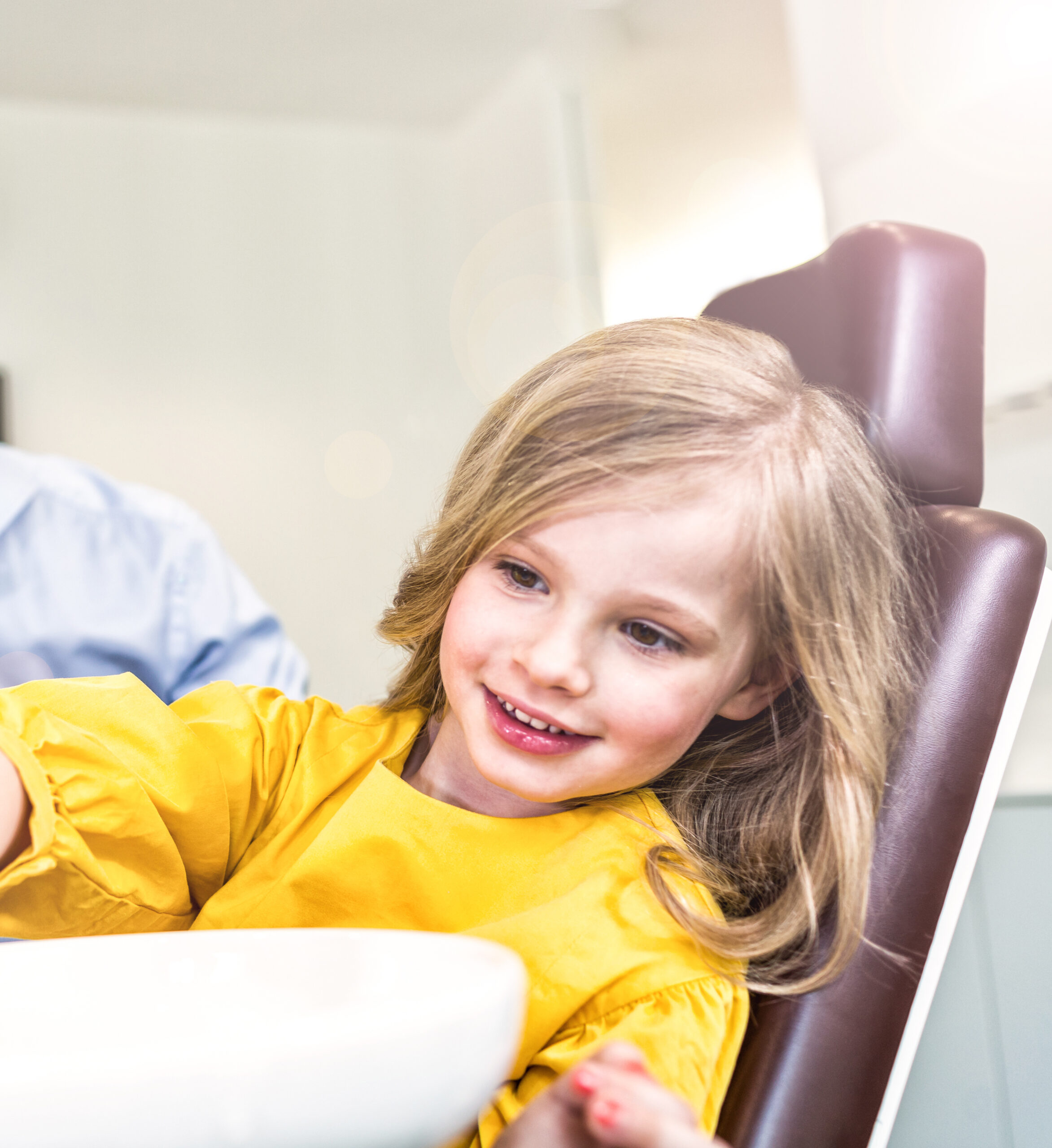 Zahnspange_Kinder_Köln Prophylaxe und Mundhygiene spielerisch mit blauen Zahnbürsten und Elefanten.