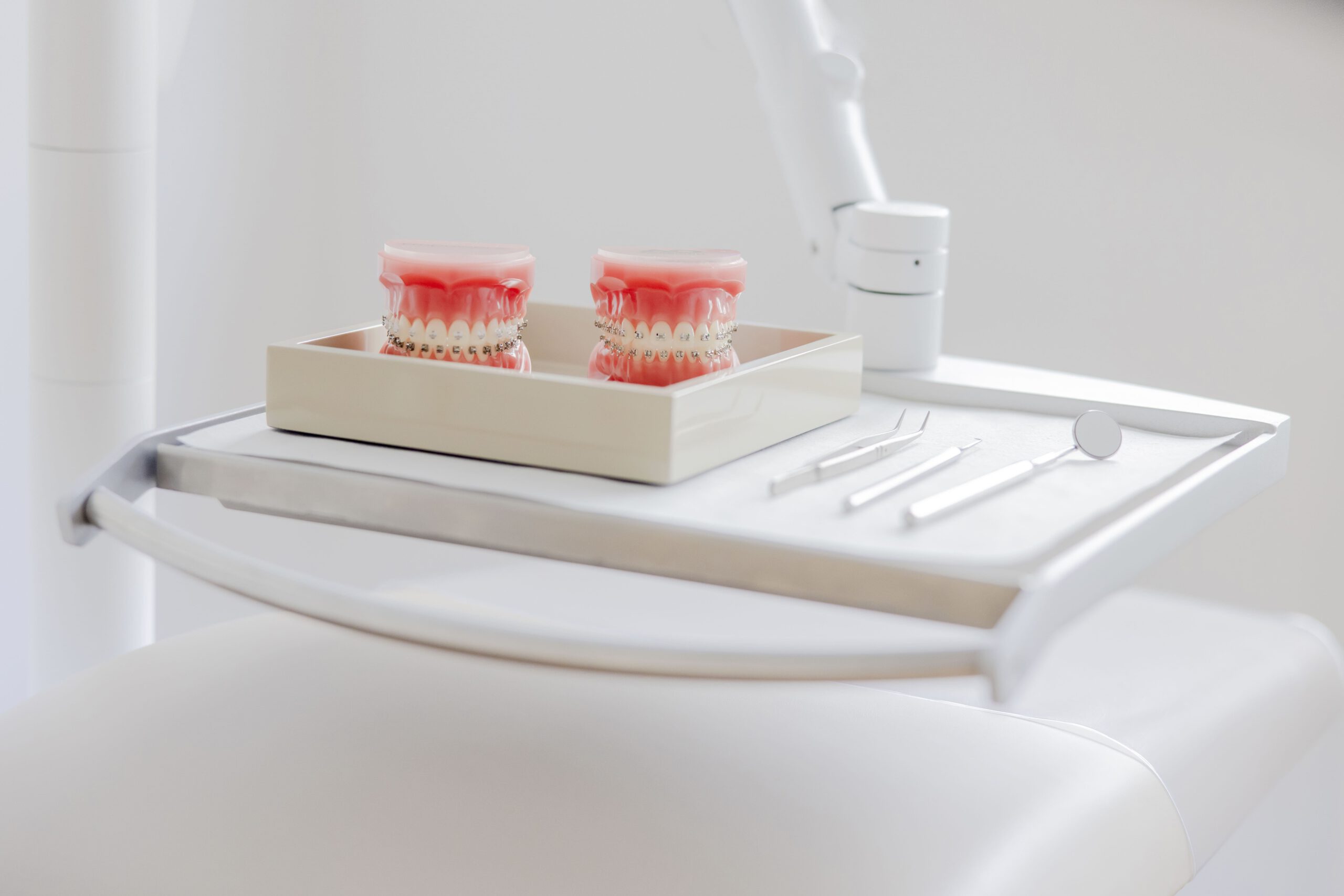 Modelle möglicher Zahnspangen in der Kieferorthopädie