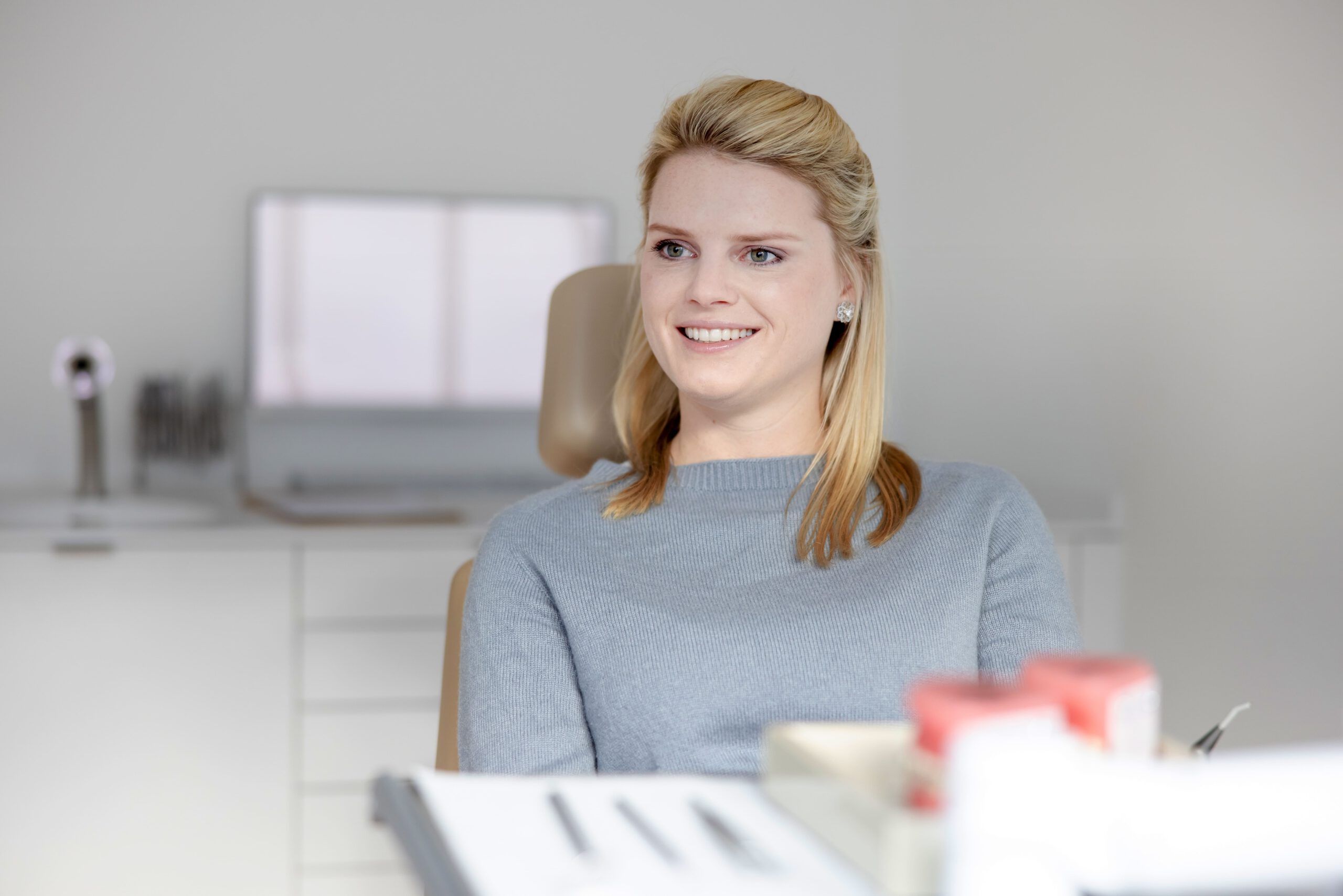 Patientin Beratung Invisalign Köln