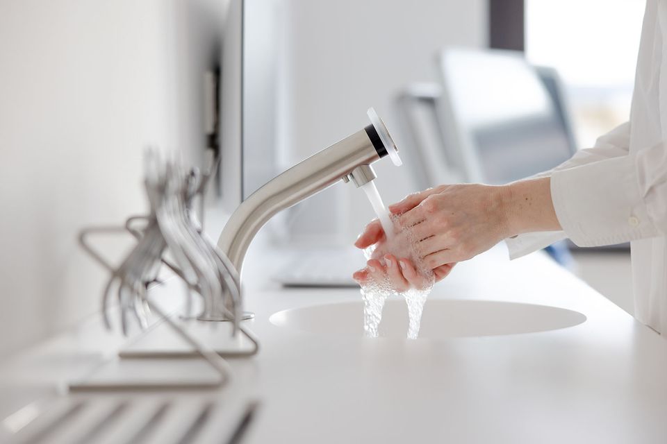Händewaschen am Waschbecken im Behandlungsraum