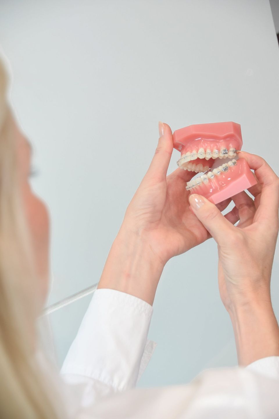 Zahnmodell mit Aligner in der Hand