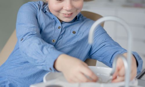 Junge Patientin der Kinderorthopädie bei Dr. Ute Pilot